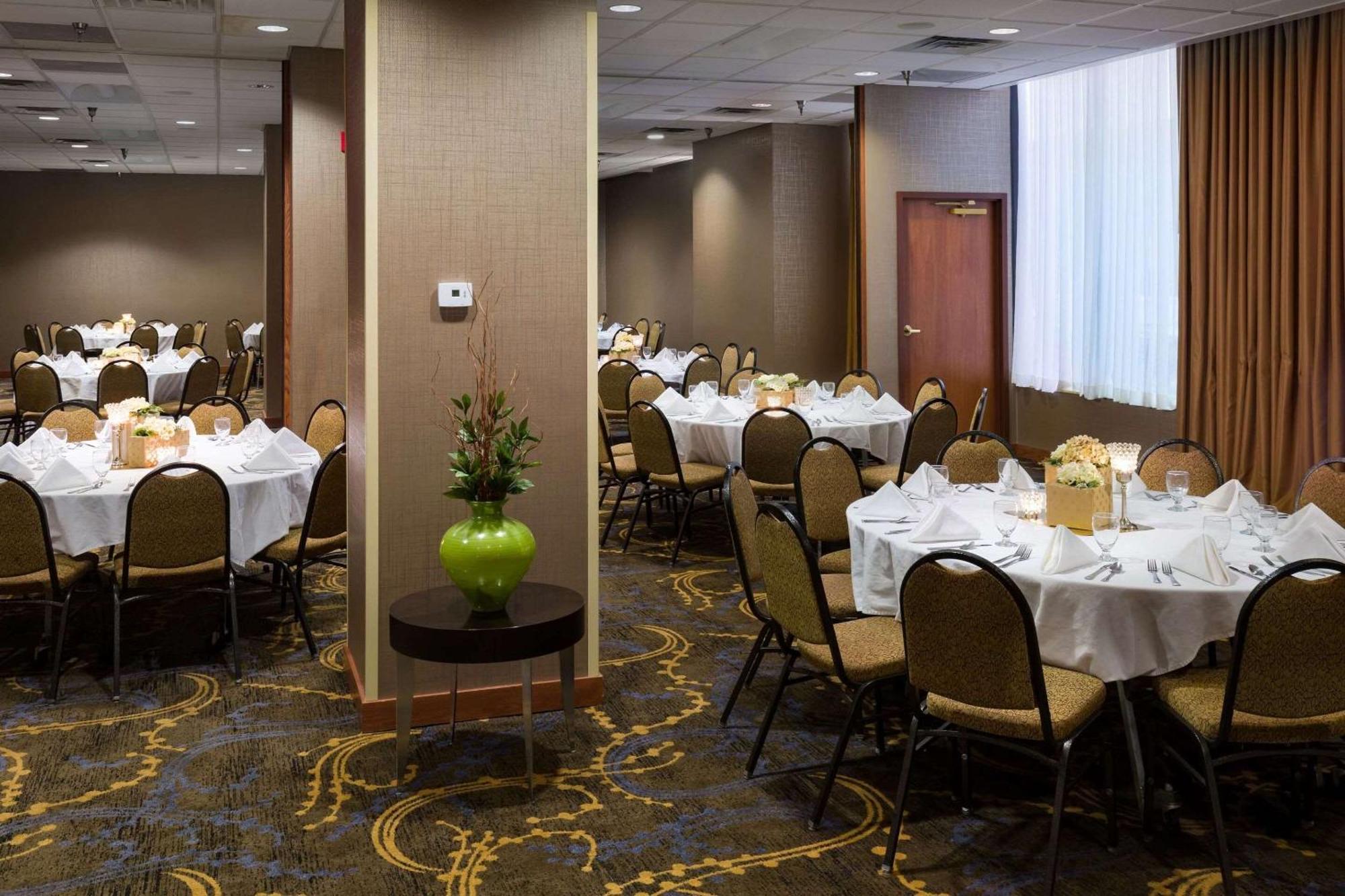 Radisson Hotel Bismarck Buitenkant foto